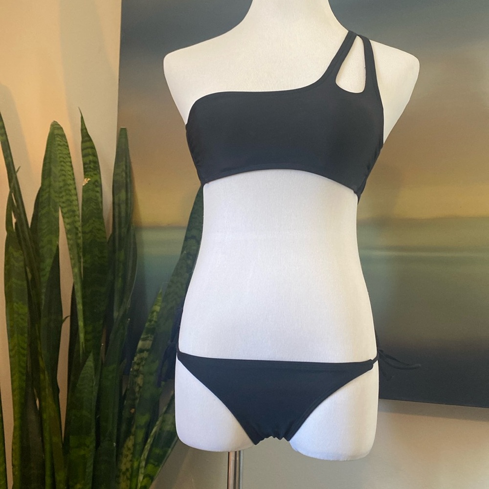 Target mix match - 3 piece bikini, blk top small & bottoms are both xs